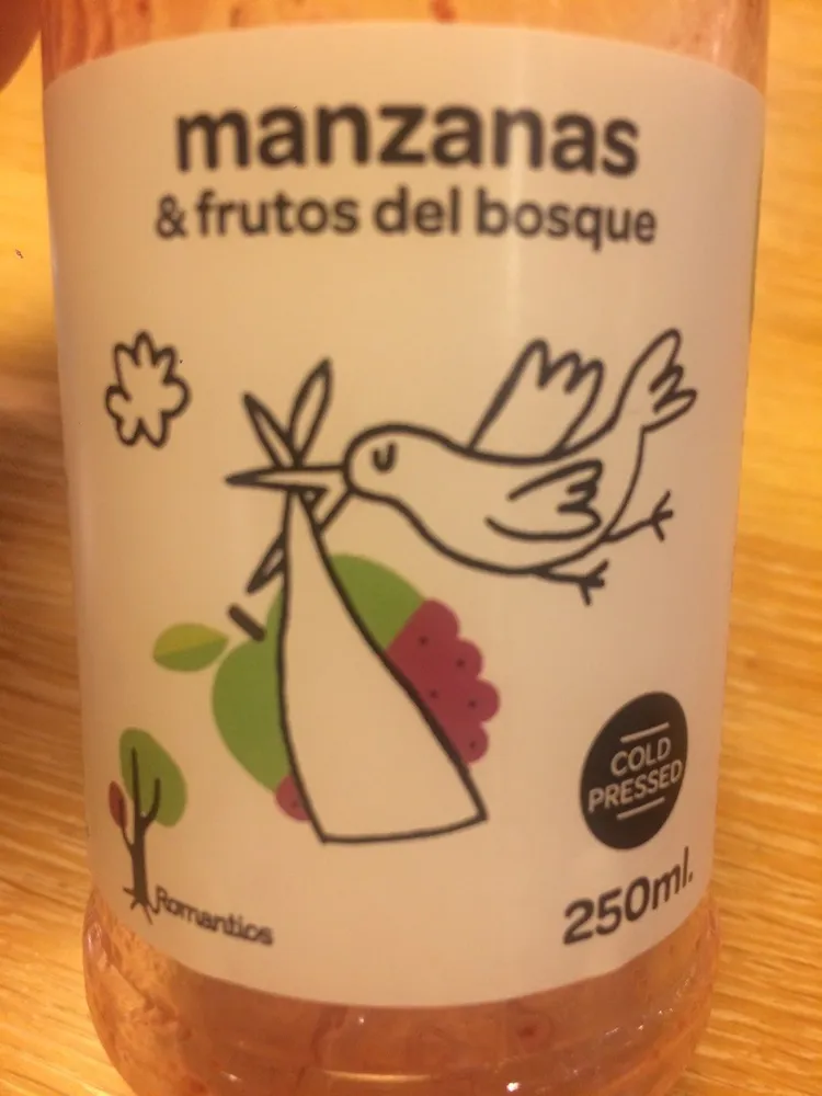 Zumo recién exprimido de manzana y frutos del bosque