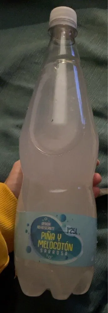 Bebida refrescante piña y melocotón