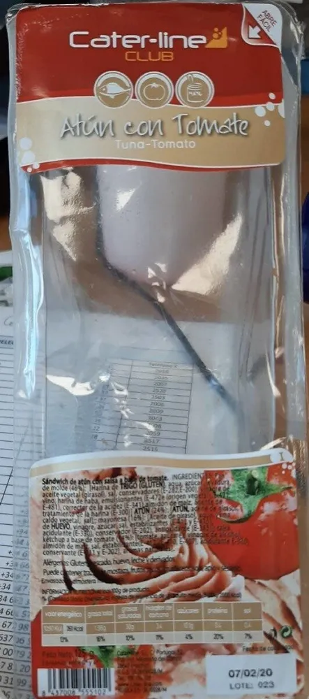 Sándwich atún con tomate