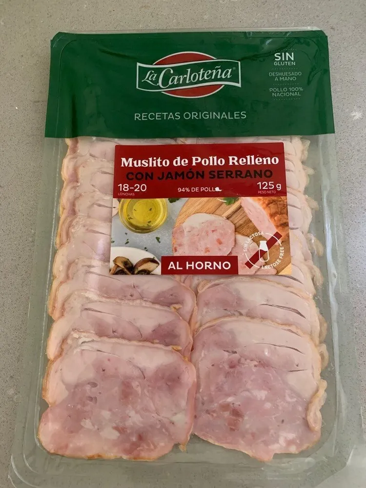 Muslito de pollo asado con jamón serrano deshuesado