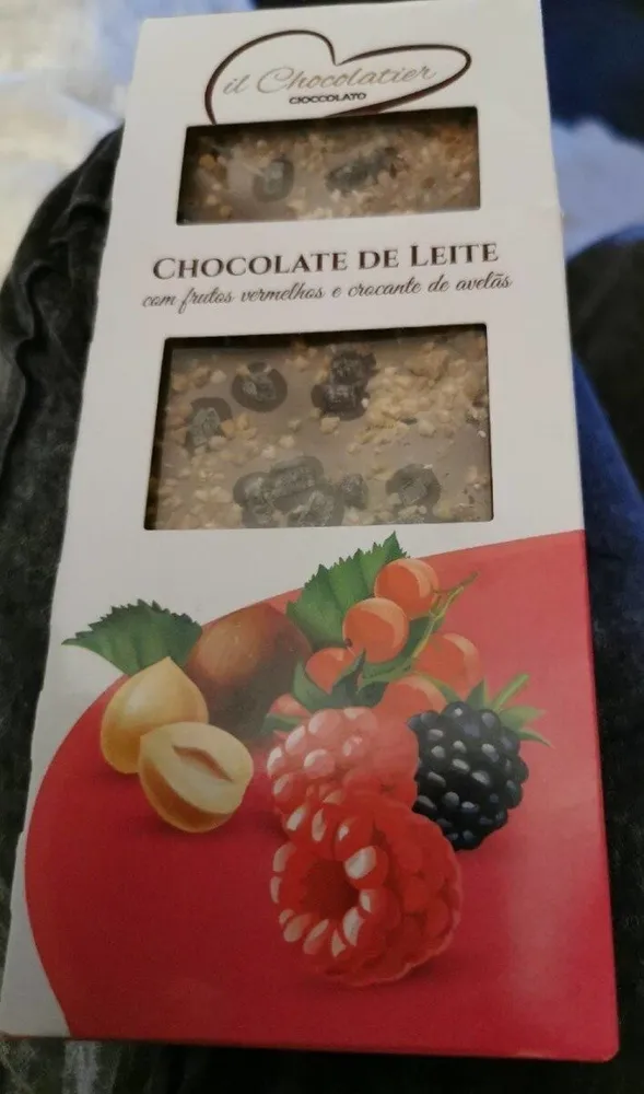 Chocolat au lait, baies et noisettes grillées