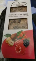 Chocolat au lait, baies et noisettes grillées