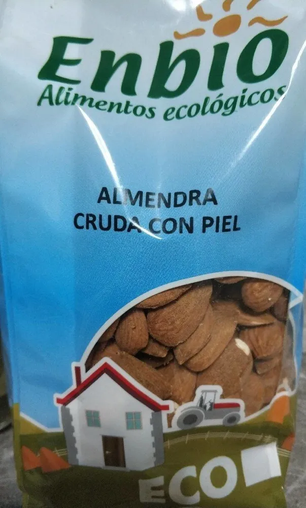 Almendra cruda con piel