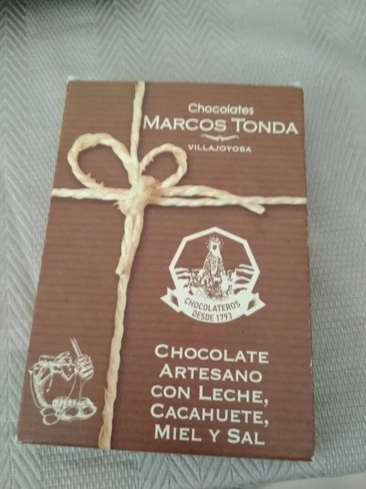 Chocolate artesano con leche, cacahuete, miel y sal