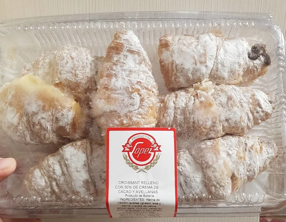Croissant relleno con crema de cacao y avellanas