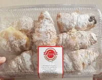Croissant relleno con crema de cacao y avellanas