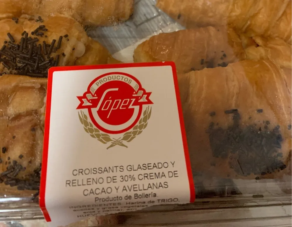 Croissants glaseado y relleno de crema de cacao