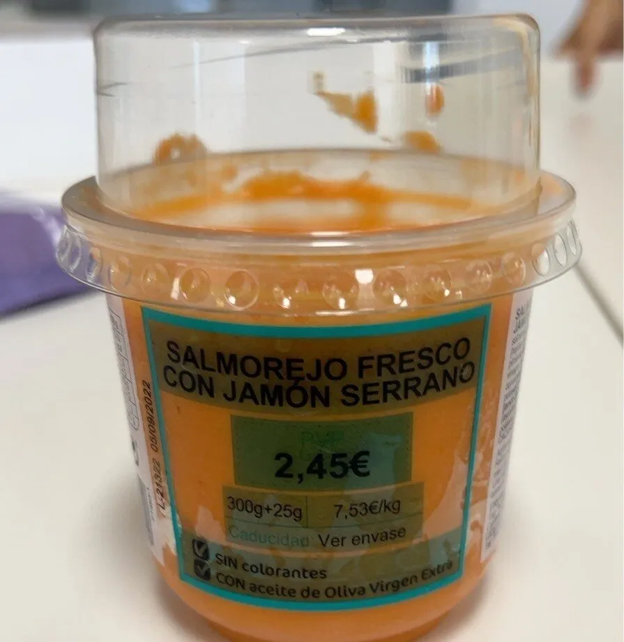 Salmorejo fresco con jamón serrano