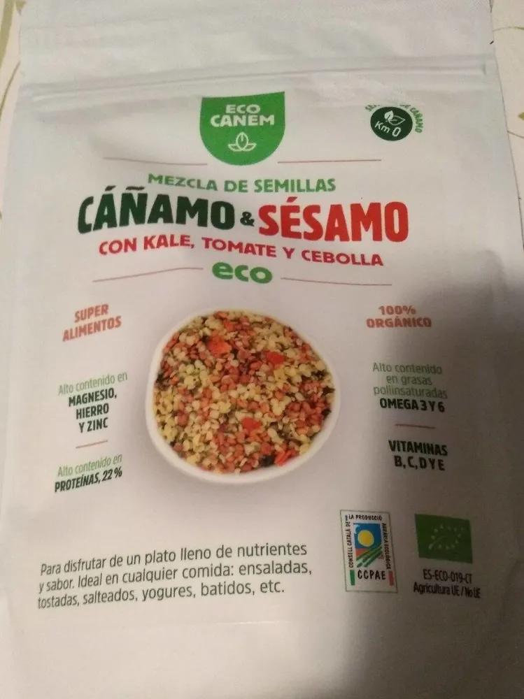 Mezcla de semillas cañamo & sesamo con kale, tomate y cebolla