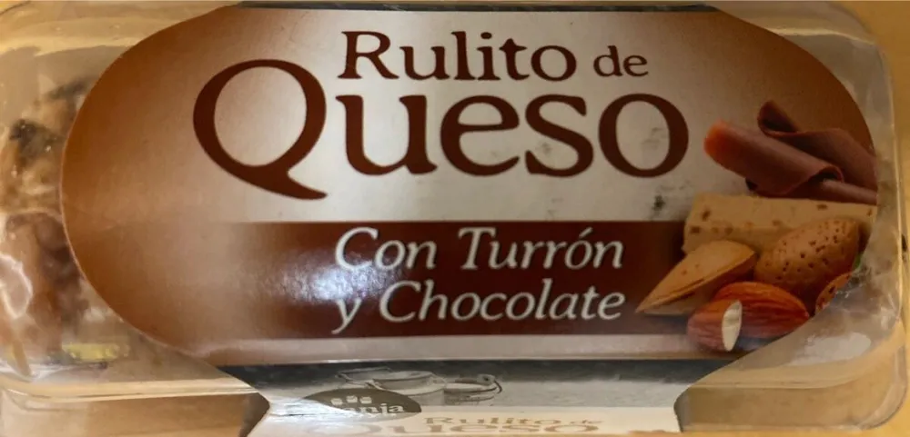 Rulito de queso con turrón y chocolate