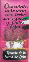 Chocolate artesano con leche sin azúcar y frutos rojos