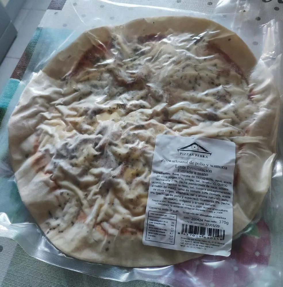 Pizza artesanal de pollo y scamorza