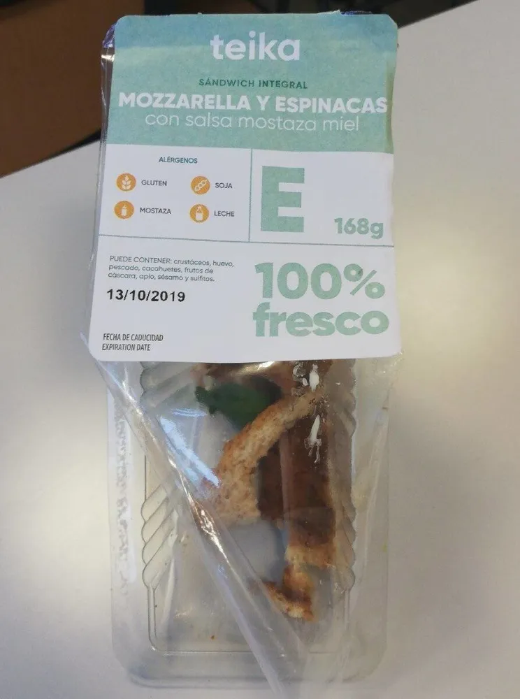 Sándwich integral mozzarella y espinacas con salsa mostaza miel