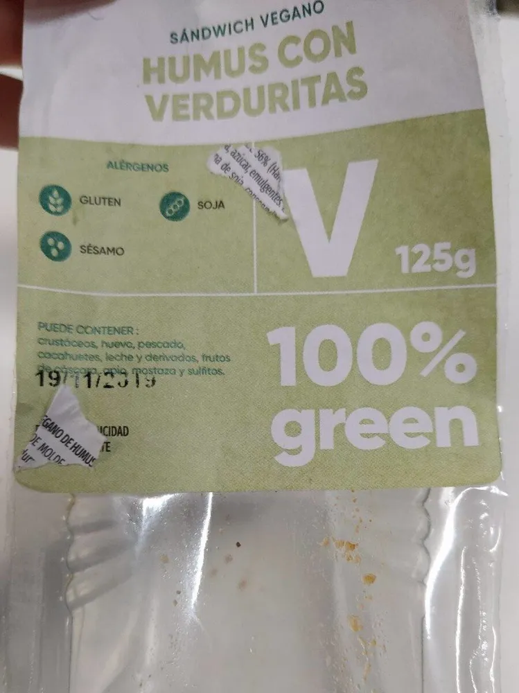 Sandwich vegano hummus con verduritas