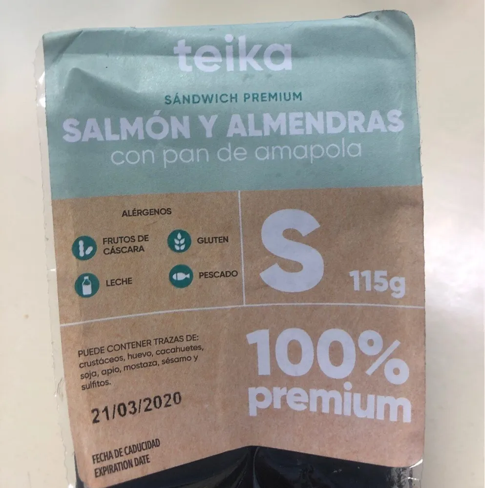 Sandwich premium salmon y almendras con pan de amapola