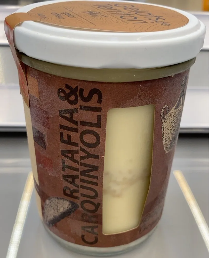 Helado de ratafia y carquiñolis