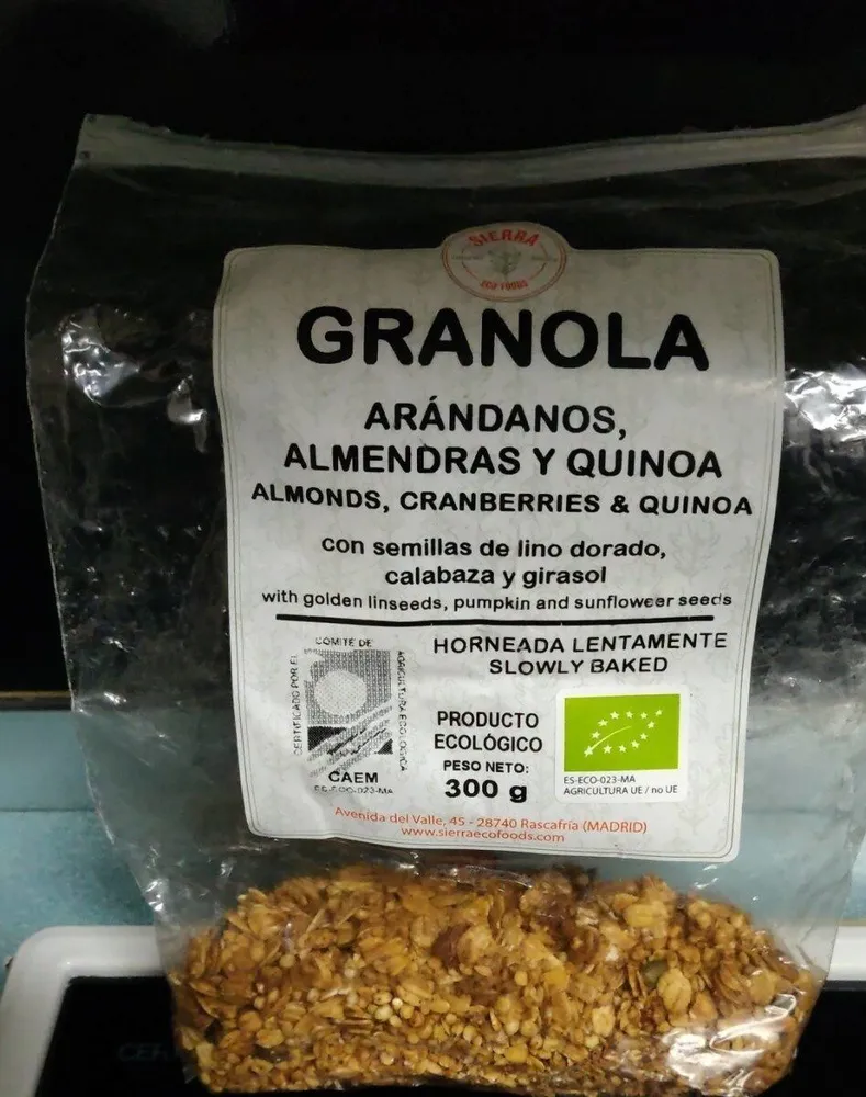 Granola arandanos almendras y quinoa