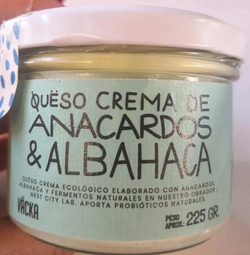 Quëso crema de Anacardos y albahaca
