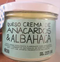 Quëso crema de Anacardos y albahaca