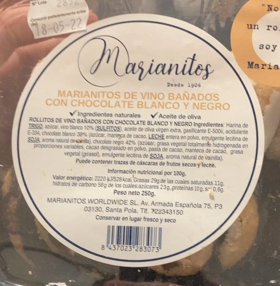 Marianitos de vino bañados en chocolate blanco y negro