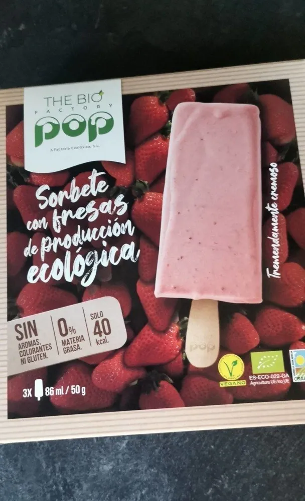Sorbete con fresas de producción ecológica