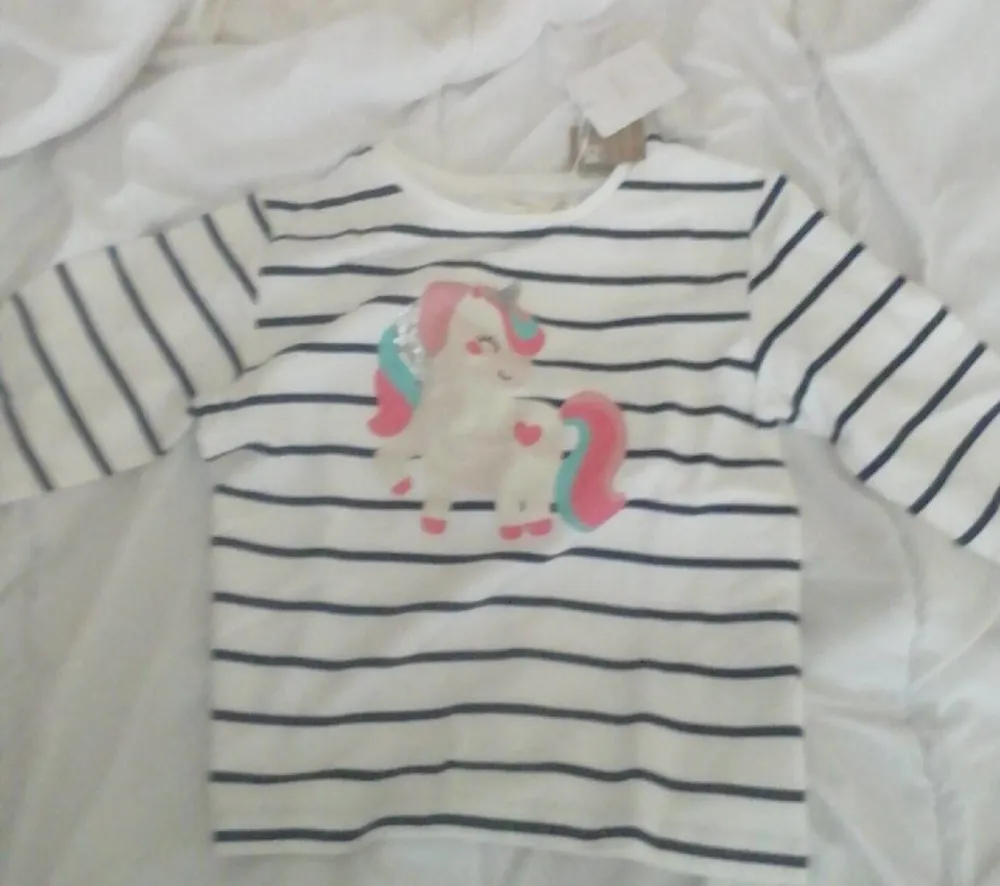 Camiseta color crema de rayas azules y un unicornio
