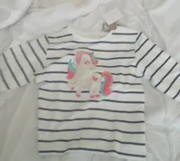 Camiseta color crema de rayas azules y un unicornio