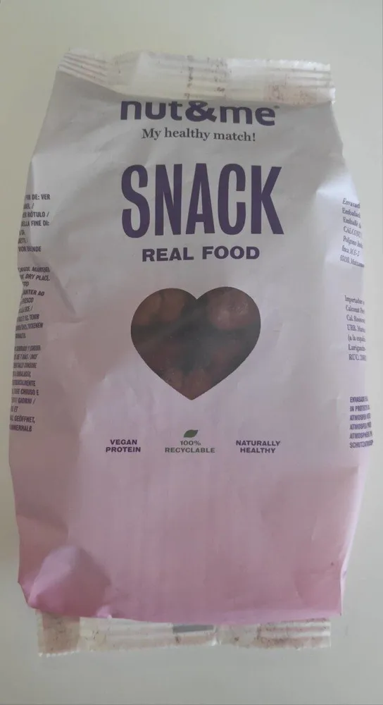 Nuez recubierta de chocolate con leche y cacao
