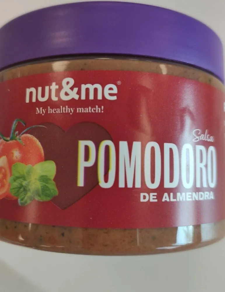 Salsa a base de almendra y tomate