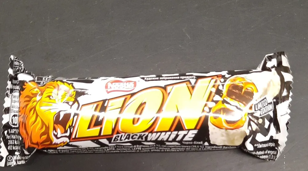 батончик Lion Black White зі смаком брауні