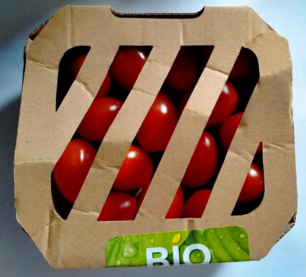 Tomates cerise allongée