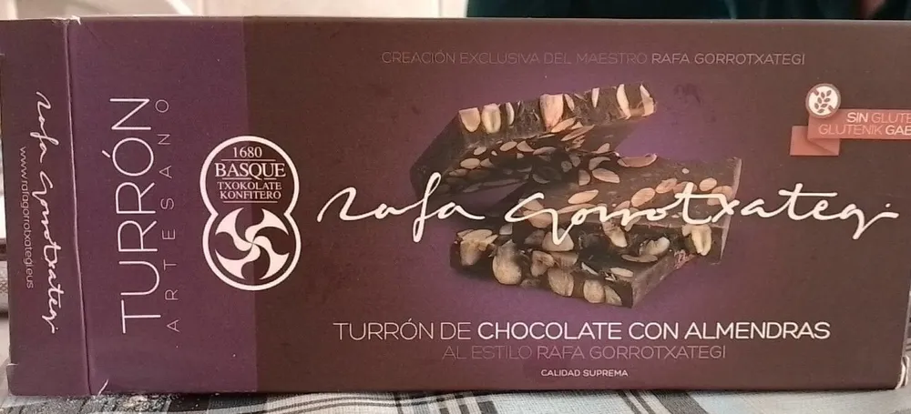 Turrón de chocolate con almendras