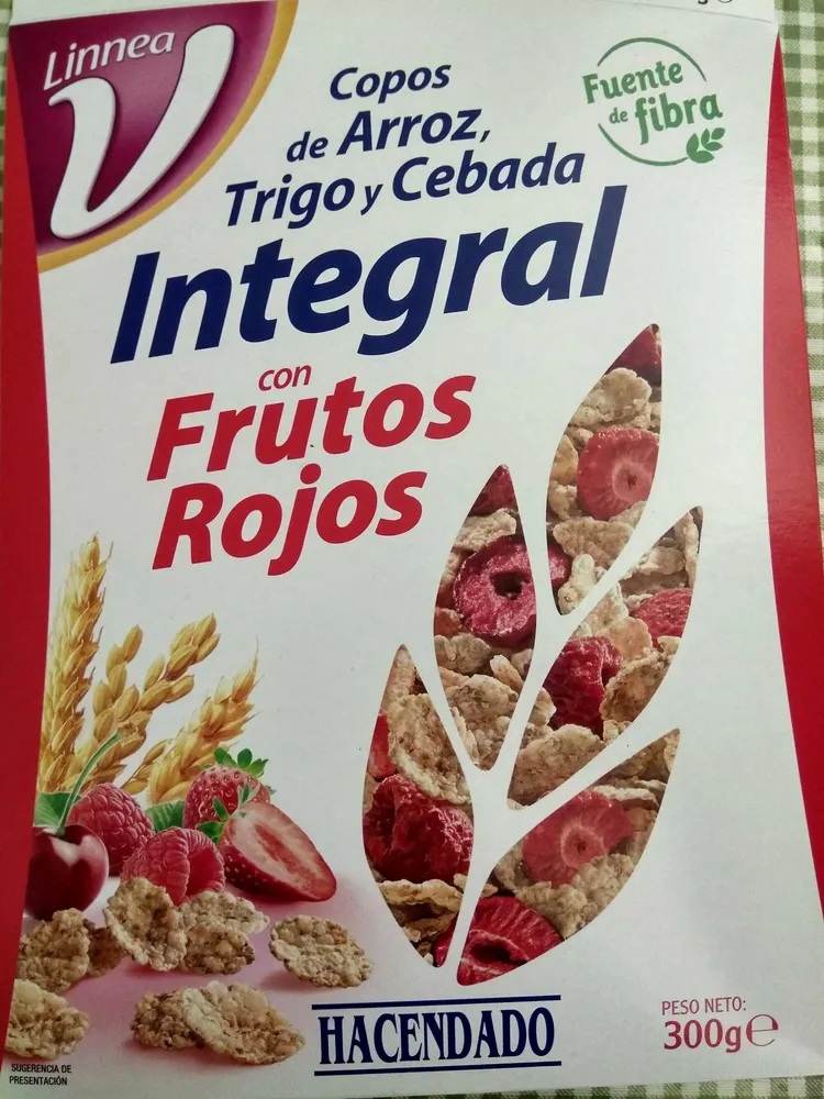 Copos de arroz, trigo y cebada integral con frutos rojos