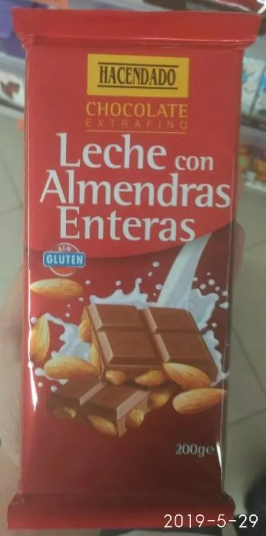 Chocolate con leche con almendras enteras
