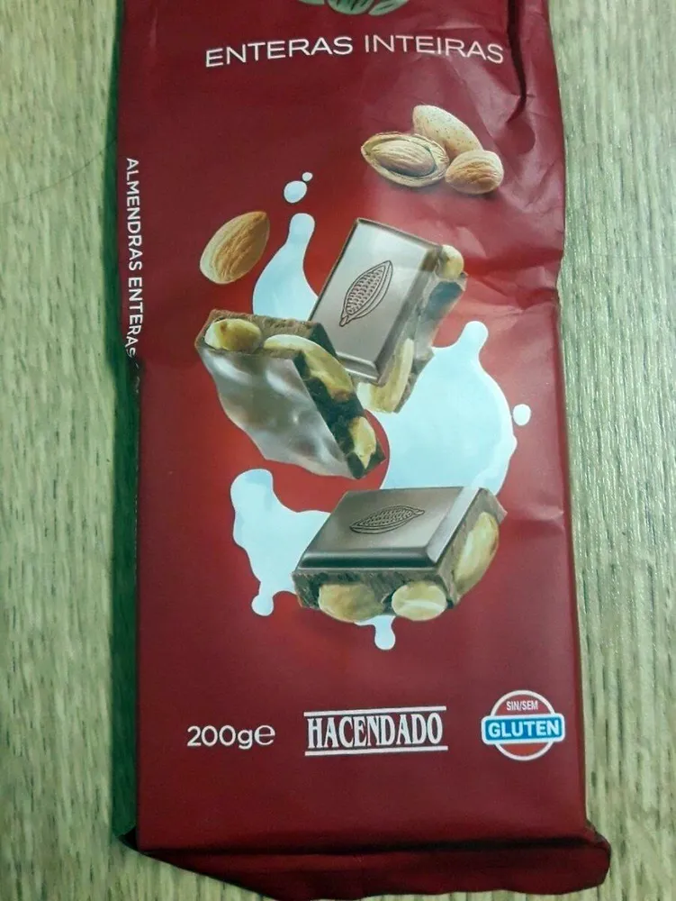 Chocolate con almendras enteras