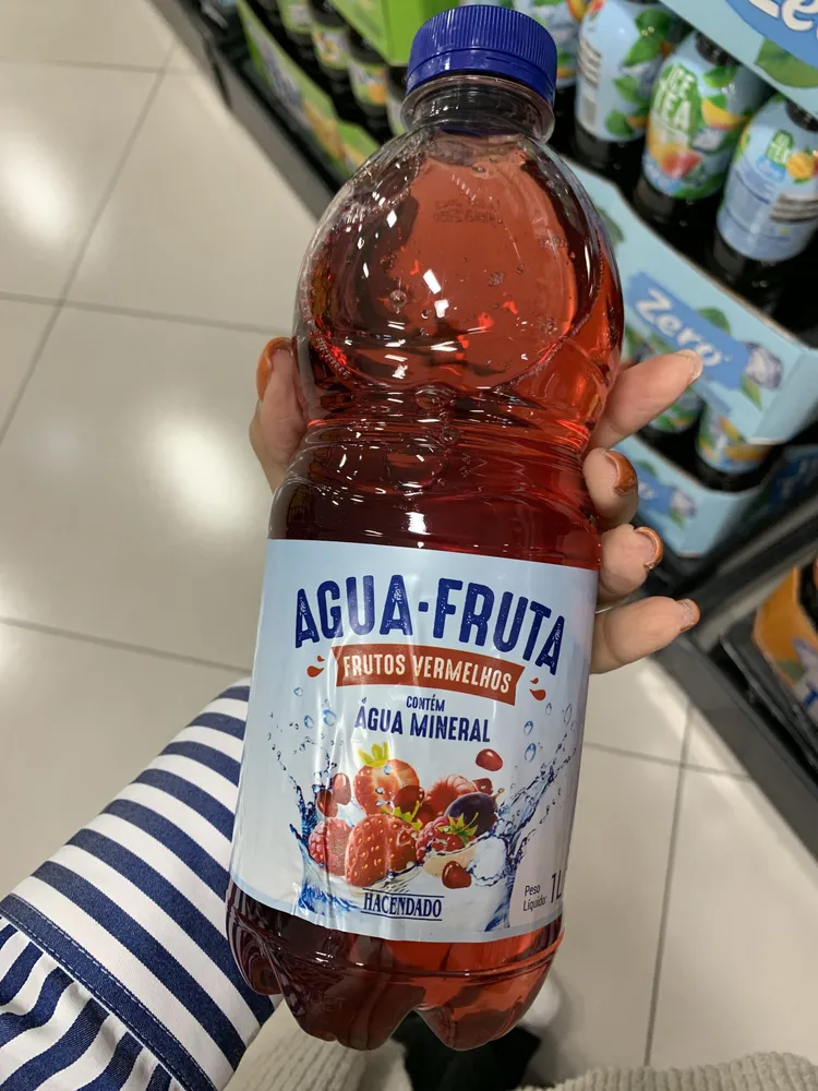 Frutos vermelhos com água mineral