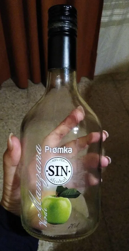 Bebida refrescante aromatizada sabor manzana.