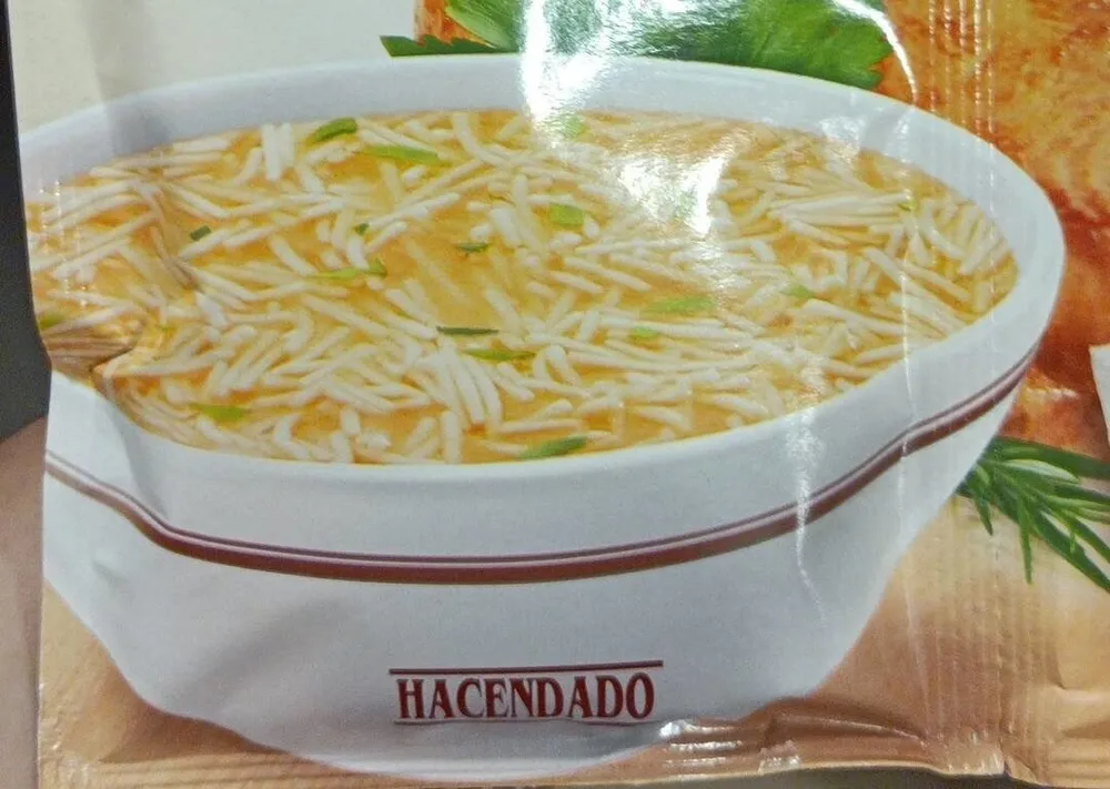 Sopa de pollo con fideos