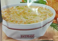 Sopa de pollo con fideos