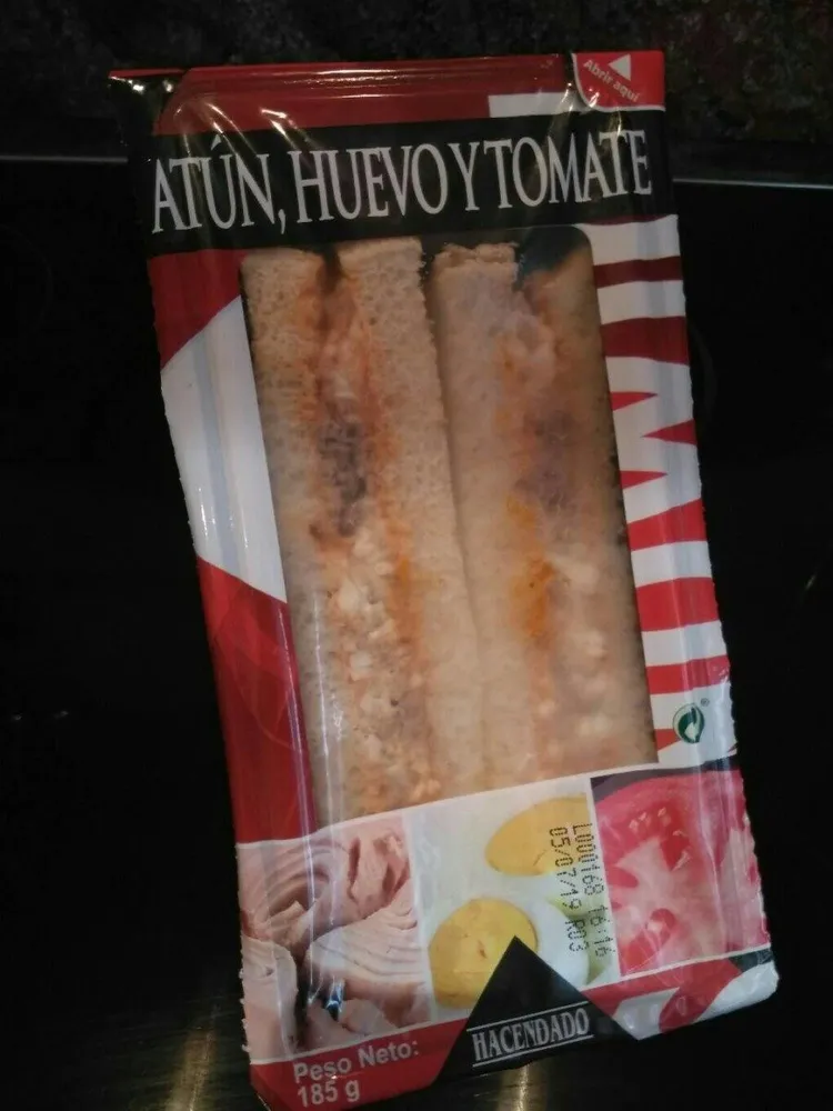 Sandwich de atún, huevo y tomate