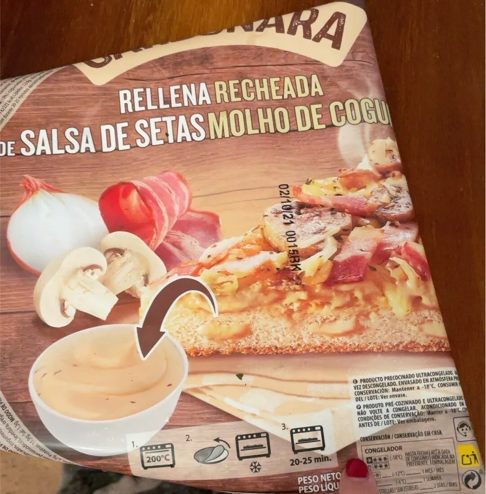 Pizza Carbonara rellena de salsa de setas