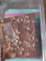 Bizcocho con azúcar moreno y nueces