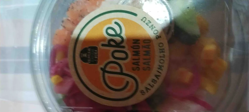 Poke salmón