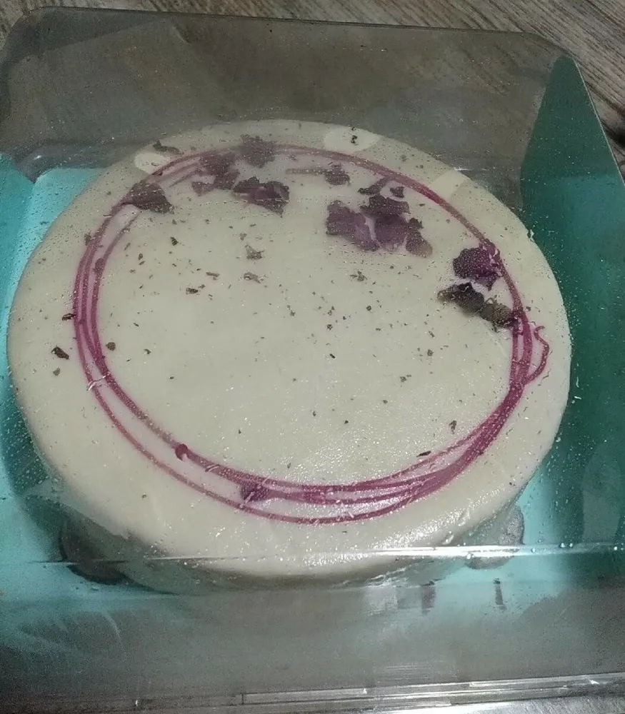 Tarta con relleno sabor a nata y cacao