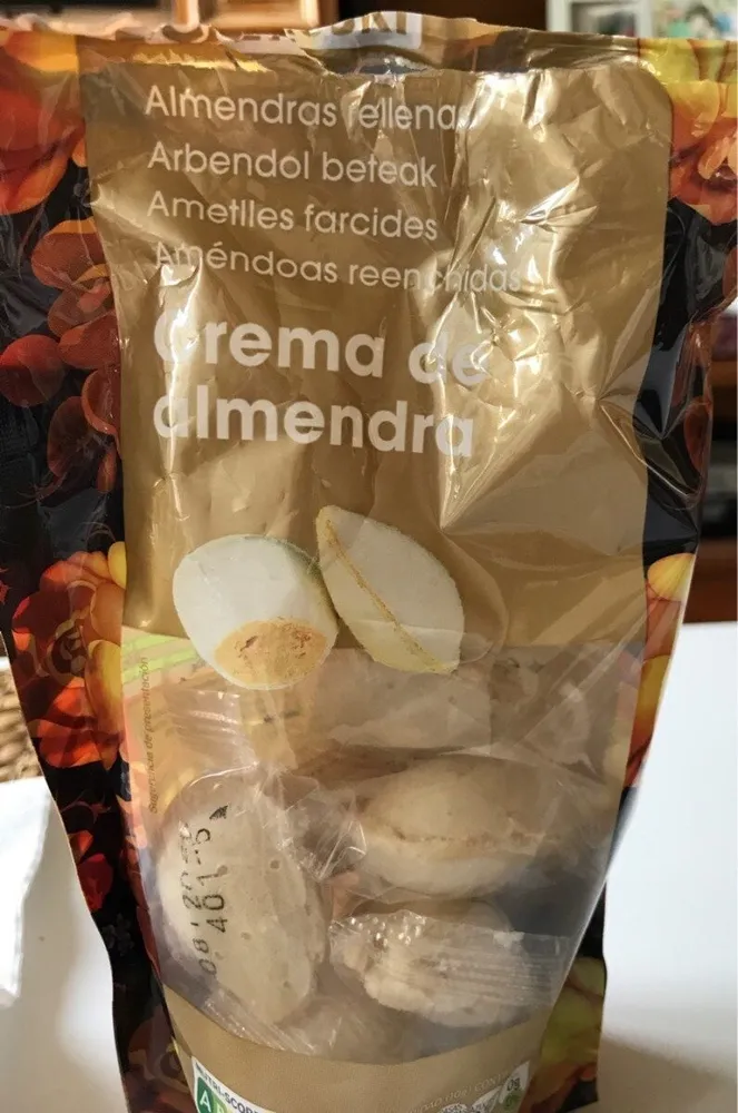 Almendras rellenas de crema de almendra