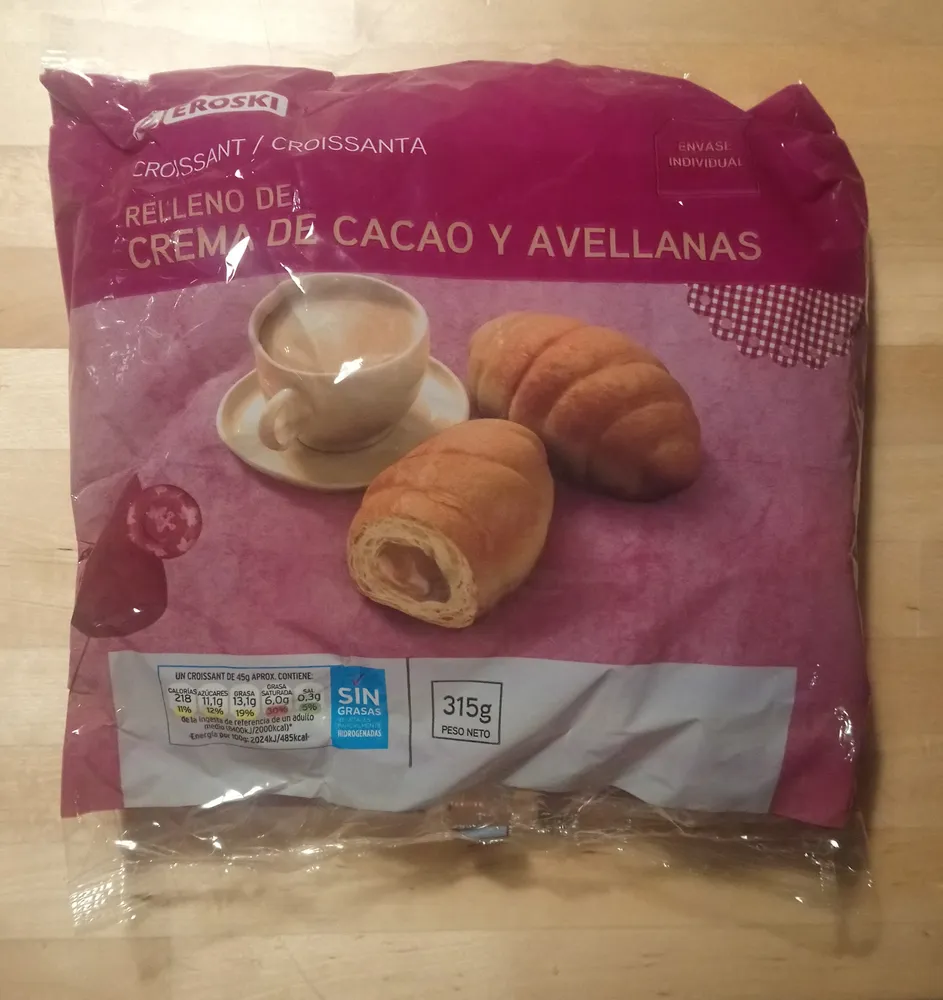 Croissant relleno de crema de cacao y avellanas