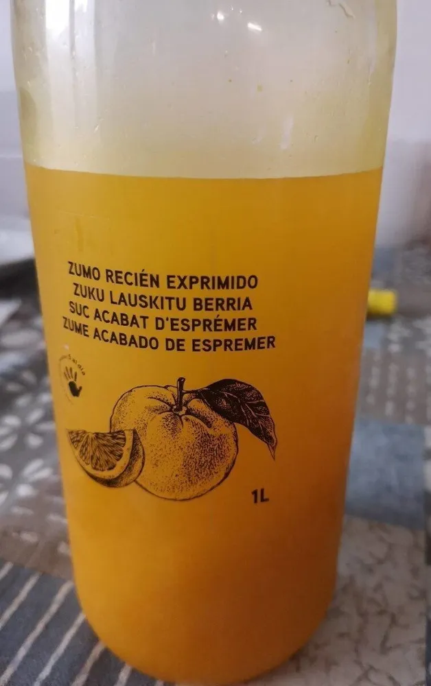 Zumo de naranja recién exprimido