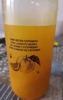 Zumo de naranja recién exprimido