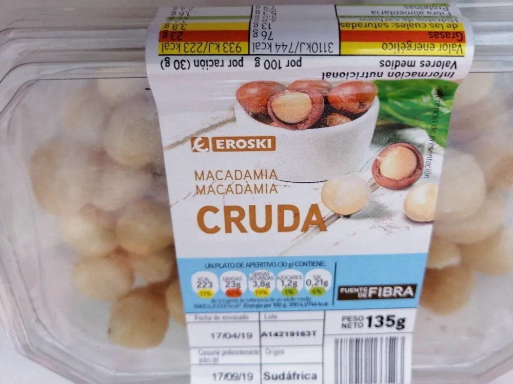 Macadamia cruda