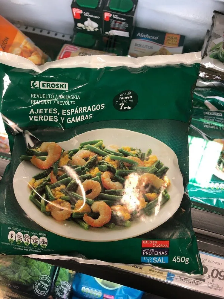 Revuelto de ajetes, esparragos verdes y gambas